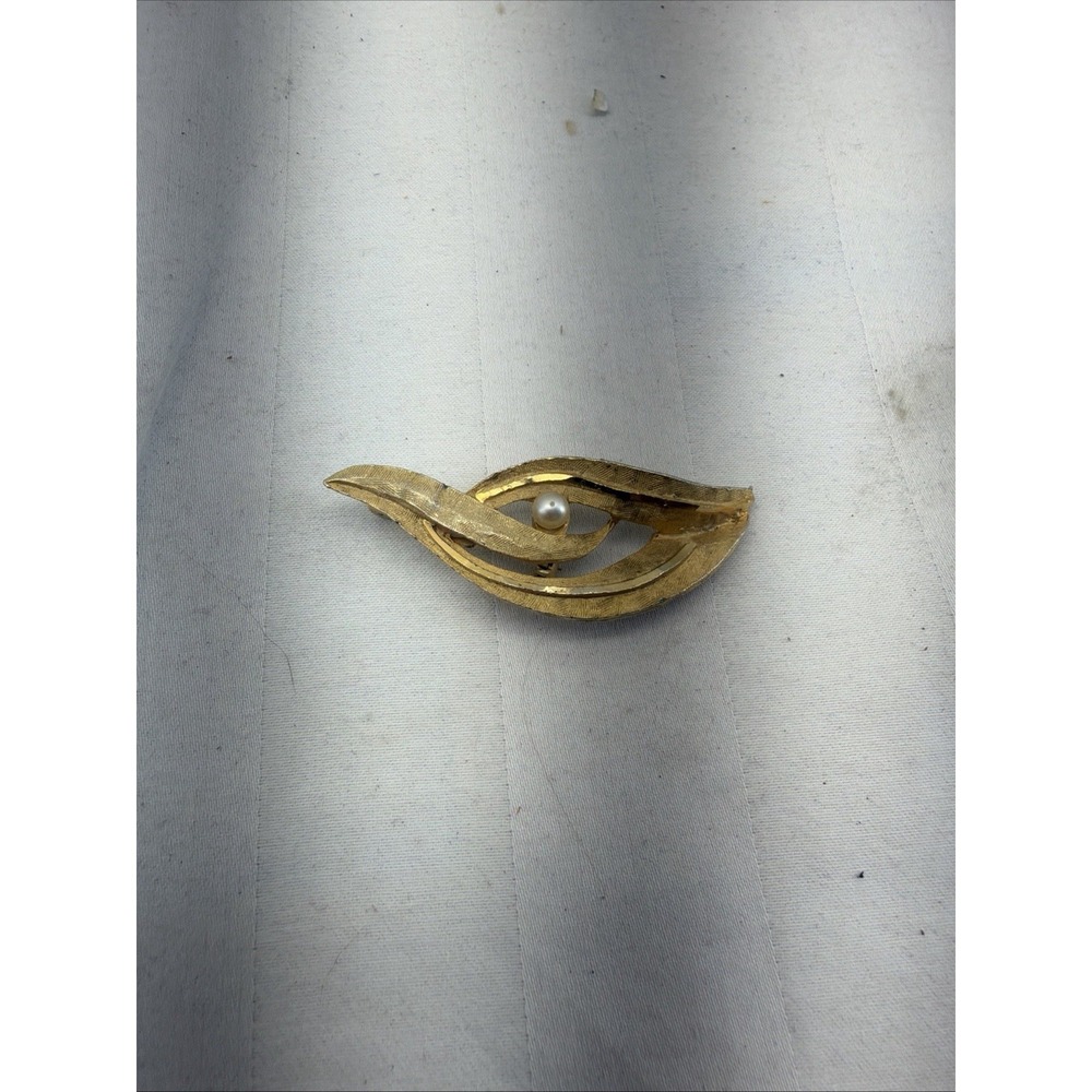 Leaf Etched with Pearl BSK Vintage Gold Pin Brooch
